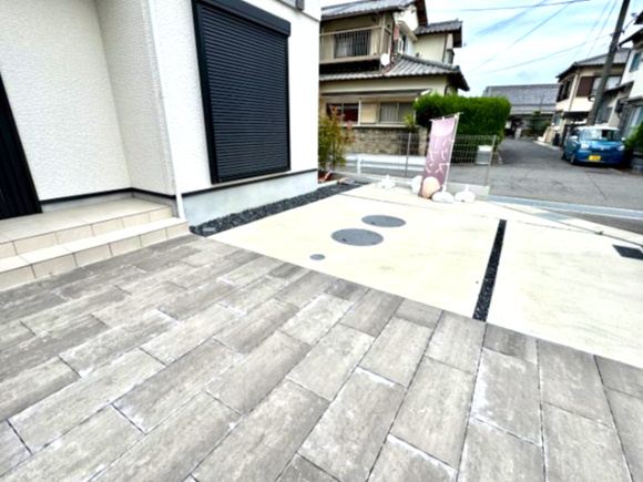 泉南市新家2期の駐車場|並列2台分の駐車スペースを確保したゆとりある敷地。ご家族でお出掛け時間が異なっても安心♪(1号棟）