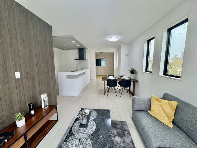 泉南市新家2期の居間・リビング|家族やお友達と、明るくのびのびとした時間が過ごせます