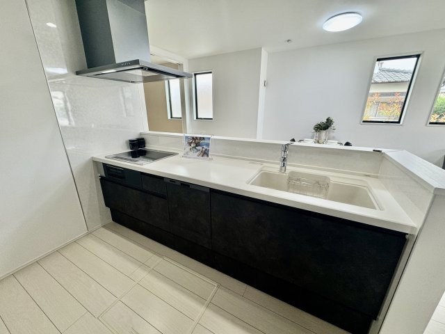 泉南市新家2期のキッチン|対面式キッチンはコミュニケーションが取りやすく開放的な空間を演出します。