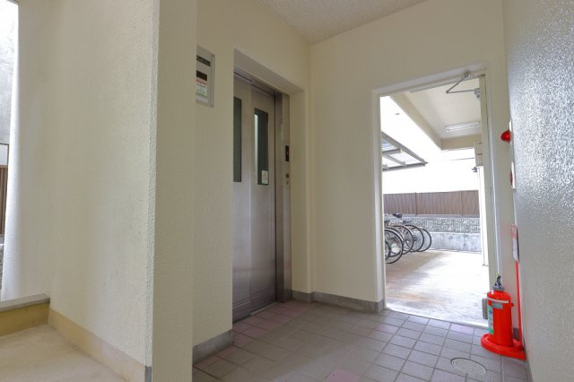 【その他共用部分】 | パルメーラ山手 | 1階エレベーター乗り場と自転車駐輪場です。