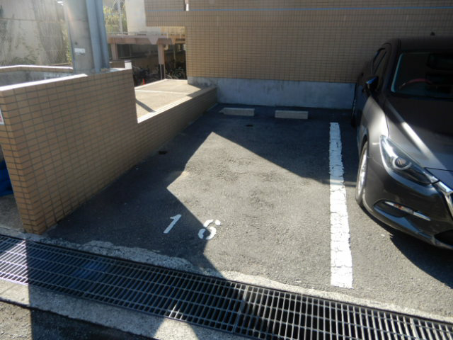 メゾンドール姫路英賀保の駐車場