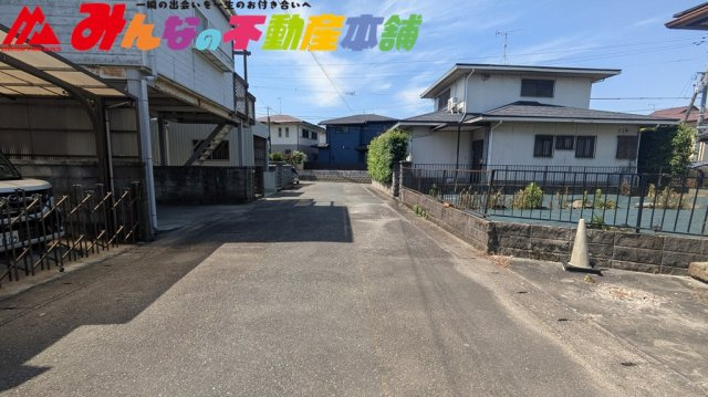 久留米市高良内町の中古一戸建の前面道路含む現地写真