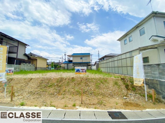 【完成予想図】 | 宇治市木幡御蔵山　2区画　H号地　建築条件付き | 標準仕様（アトリエスタイルハウス仕様）で断熱材は気密性、断熱性能も高い、吹付断熱を採用。屋根断熱を実現していますので、お家全体が冬はあったかく、夏は涼しいお家づくりが可能です。