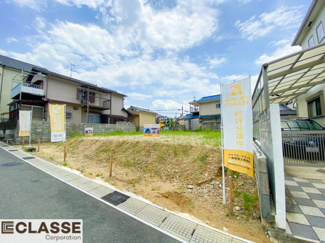 【外観パース】 | 宇治市木幡御蔵山　2区画　H号地　建築条件付き | 参考プランになりますので、お客様のお好みの外観を一緒に作らせていただきます。外壁には、メンテナンスが楽な光セラを採用しており、汚れがつきにくく、色あせもしにくいのでおススメです！