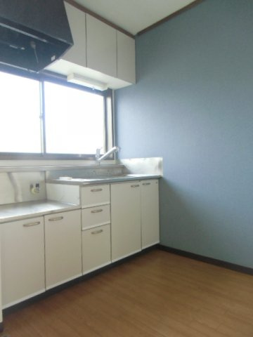 【キッチン】 | ハイム五十嵐 | 明るいキッチンでお料理作りが進みます。