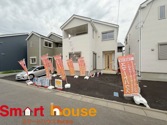 東村山市久米川町　最終1棟！の前面道路含む現地写真|オシャレな外観は、人の目を引くだけではなく自慢したくなりますね！植木を置いたりアレンジは、自由です。自分の好みに仕上げましょう♪
