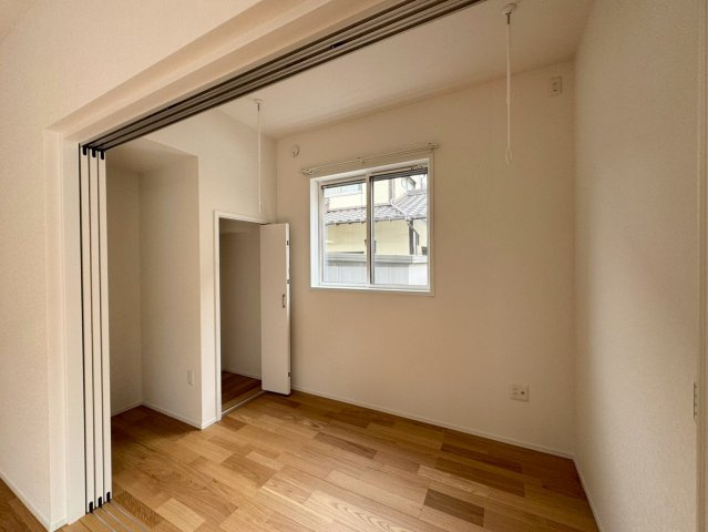 SUN COURTーサンコート－小倉南区中貫2丁目【小倉南区　新築戸建て】の洋室|リビングとの繋がりを感じる開放的な3.5帖洋室【小倉南区　新築戸建て】