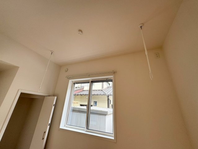 SUN COURTーサンコート－小倉南区中貫2丁目【小倉南区　新築戸建て】の設備|1階洋室にはホスクリーン完備♪【小倉南区　新築戸建て】