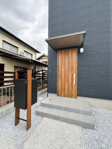 SUN COURTーサンコート－小倉南区中貫2丁目【小倉南区　新築戸建て】の玄関|玄関は遠隔でドアの開閉ができ、お荷物が多い時にも便利です。【小倉南区　新築戸建て】