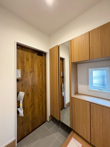 SUN COURTーサンコート－小倉南区中貫2丁目【小倉南区　新築戸建て】の玄関|姿見付きのシューズボックスを完備♪お出かけ前の身だしなみチェックができます【小倉南区　新築戸建て】