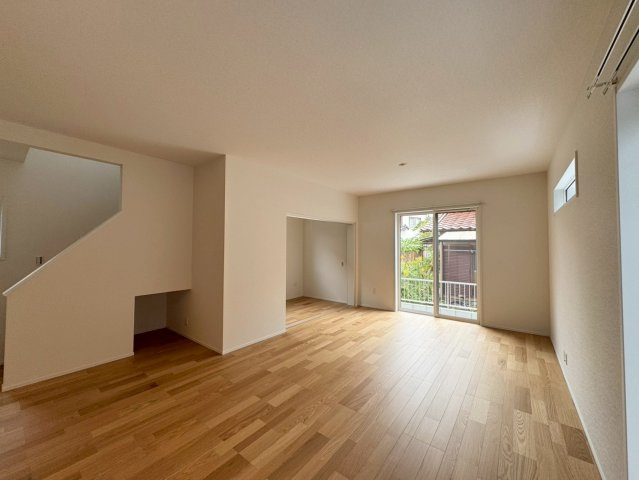 SUN COURTーサンコート－小倉南区中貫2丁目【小倉南区　新築戸建て】の居間・リビング|家族が顔をあわせやすくなるリビング階段♪【小倉南区　新築戸建て】