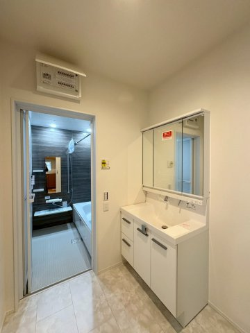 SUN COURTーサンコート－小倉南区中貫2丁目【小倉南区　新築戸建て】の独立洗面台|キレイアップカウンターで継ぎ目が無いので汚れも溜まりにくく簡単にお掃除が出来ます♪【小倉南区　新築戸建て】