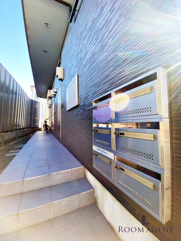 ドミトリー上高畑のエントランス