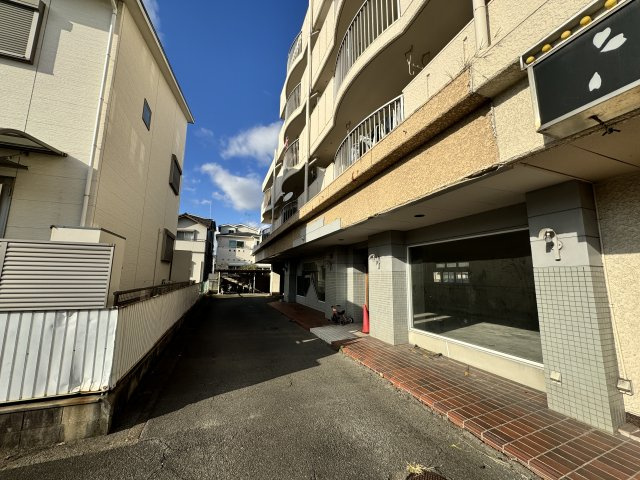 アトムハイツの外観|少し奥まった店舗となります。