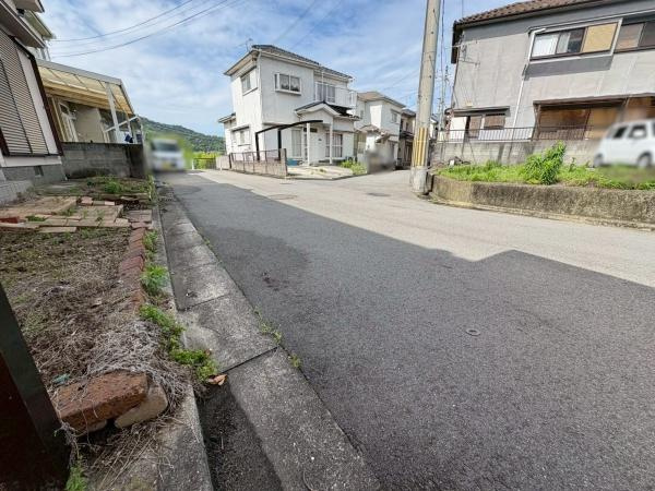 貴志川町前田　中古戸建の前面道路含む現地写真