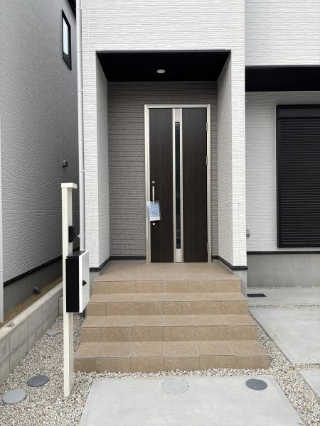 岡崎市寿町1期　全2棟・2号棟の玄関|訪れる人を心地よく迎え入れます。