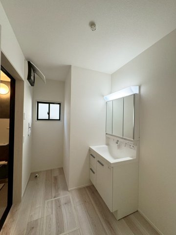  For.M Iーフォルムー小倉南区上貫2丁目4期　【小倉南区　新築戸建て】の独立洗面台|便利な三面鏡の洗面化粧台♪　【小倉南区　新築戸建て】