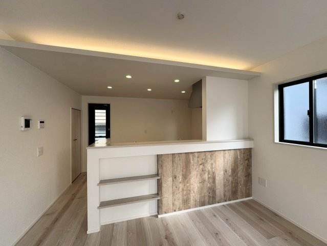  For.M Iーフォルムー小倉南区上貫2丁目4期　【小倉南区　新築戸建て】の居間・リビング|インテリア性を高めるコーブ照明がお洒落♪　【小倉南区　新築戸建て】