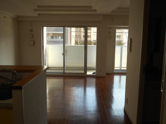 イーグルコート御池アネックスの居間・リビング