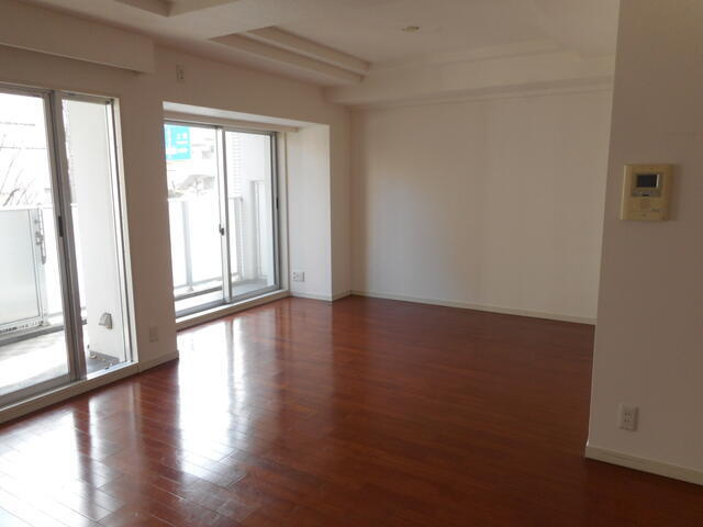 イーグルコート御池アネックスの居間・リビング