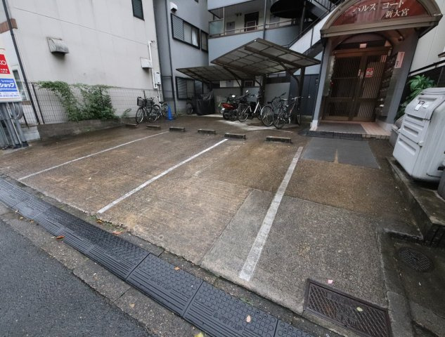パルスコート新大宮の駐車場