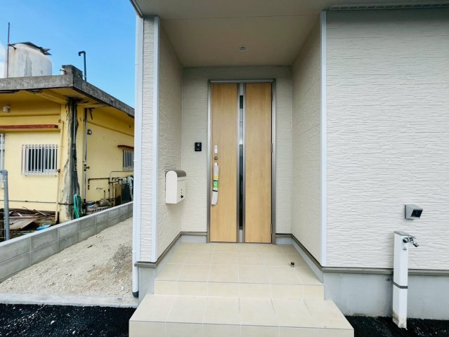 クレイドルガーデンうるま市石川第７-１号棟（全4棟）の玄関|１号棟お気軽にお問い合わせください♪