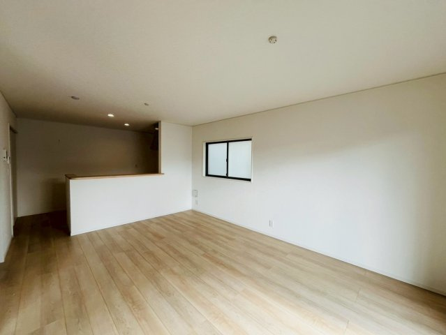 クレイドルガーデンうるま市石川第７-１号棟（全4棟）の居間・リビング|１号棟お気軽にお問い合わせください♪