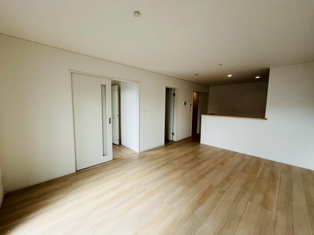 クレイドルガーデンうるま市石川第７-１号棟（全4棟）の居間・リビング|１号棟お気軽にお問い合わせください♪