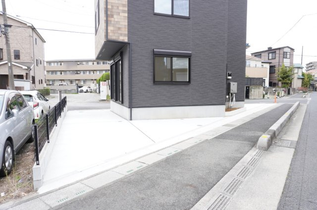 草加市八幡町 分譲住宅の駐車場