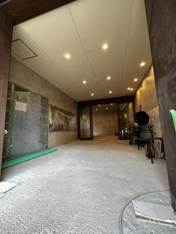 セオリー大阪イーストドアのエントランス