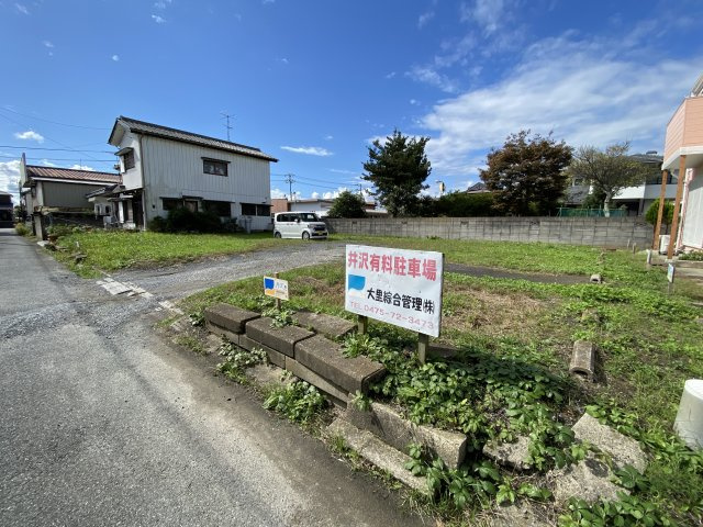速水アパートの周辺|建物となりに月極駐車場もあり