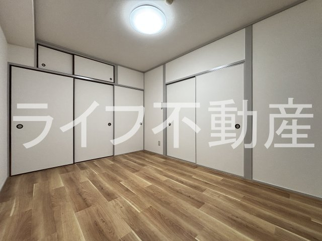 フローラルハイツ大興の寝室|開放的な寝室です