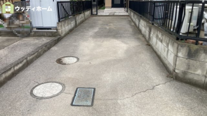 越谷市大房　中古一戸建ての駐車場