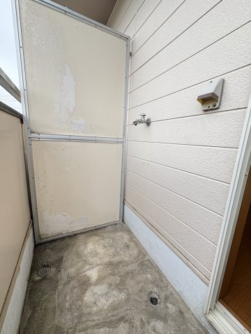 ファームハウスⅡのその他|ベランダ側室外洗濯機置場