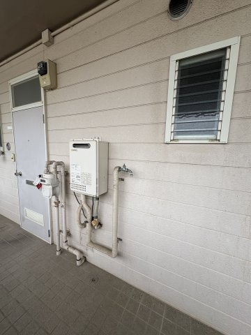 ファームハウスⅡ|玄関側の室外洗濯機置場