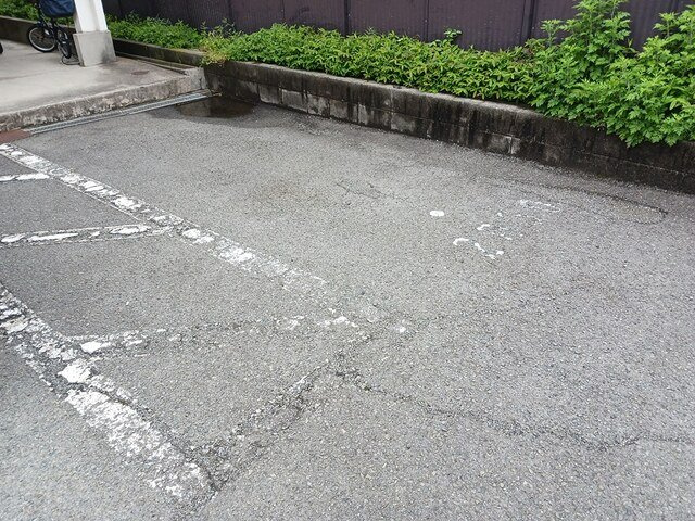 レジデンス英賀保の駐車場