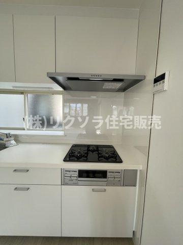 末広町　中古一戸建てのキッチン|ビルトイン三口コンロ
■物件内覧・資金計画相談・住宅ローン相談、リフォーム相談、お問合せ受付中■
※当日・翌日のご内覧、ご相談はお電話でのお問合せがスムーズです！