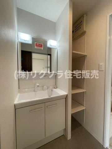 末広町　中古一戸建ての独立洗面台|三面鏡付き独立洗面台
■物件内覧・資金計画相談・住宅ローン相談、リフォーム相談、お問合せ受付中■
※当日・翌日のご内覧、ご相談はお電話でのお問合せがスムーズです！