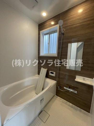 末広町　中古一戸建ての浴室|窓がついていて換気もできます
■物件内覧・資金計画相談・住宅ローン相談、リフォーム相談、お問合せ受付中■
※当日・翌日のご内覧、ご相談はお電話でのお問合せがスムーズです！