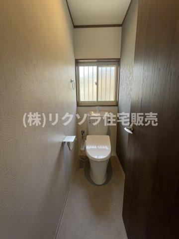 末広町　中古一戸建てのトイレ|温水洗浄便座付き
■物件内覧・資金計画相談・住宅ローン相談、リフォーム相談、お問合せ受付中■
※当日・翌日のご内覧、ご相談はお電話でのお問合せがスムーズです！