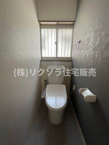 末広町　中古一戸建ての設備|トイレ　2階　温水洗浄便座付き
■物件内覧・資金計画相談・住宅ローン相談、リフォーム相談、お問合せ受付中■
※当日・翌日のご内覧、ご相談はお電話でのお問合せがスムーズです！