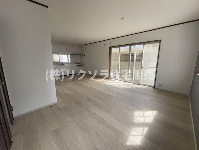 末広町　中古一戸建ての居間・リビング|LDK18.12帖
■物件内覧・資金計画相談・住宅ローン相談、リフォーム相談、お問合せ受付中■
※当日・翌日のご内覧、ご相談はお電話でのお問合せがスムーズです！