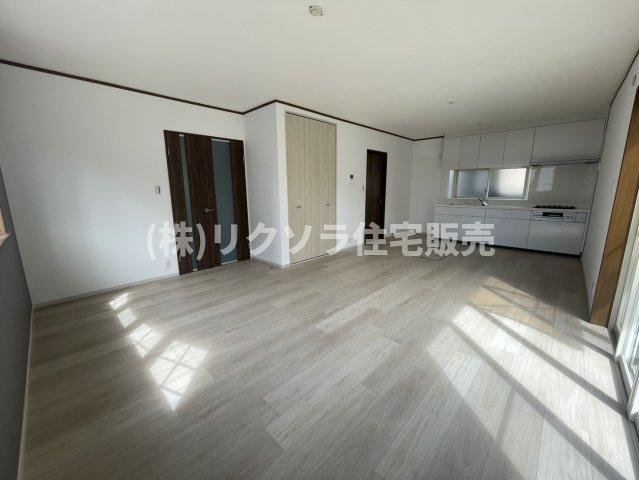 末広町　中古一戸建ての居間・リビング|LDK18.12帖
■物件内覧・資金計画相談・住宅ローン相談、リフォーム相談、お問合せ受付中■
※当日・翌日のご内覧、ご相談はお電話でのお問合せがスムーズです！