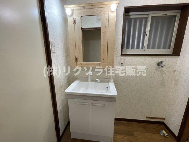 村野高見台　中古一戸建ての独立洗面台|■物件内覧・資金計画相談・住宅ローン相談、リフォーム相談、お問合せ受付中■
※当日・翌日のご内覧、ご相談はお電話でのお問合せがスムーズです！