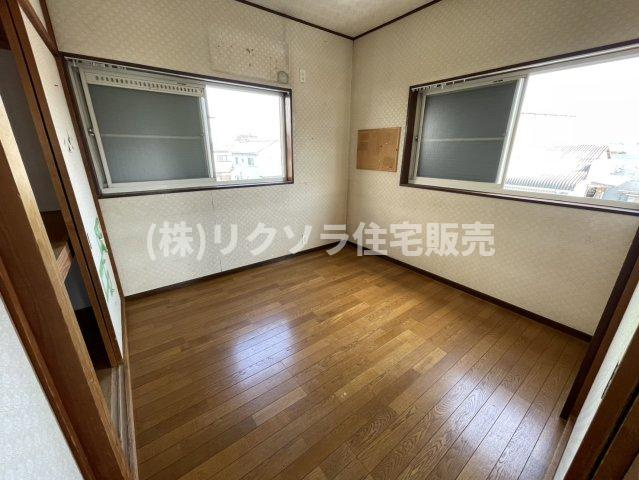 村野高見台　中古一戸建ての寝室|洋室4.4帖
■物件内覧・資金計画相談・住宅ローン相談、リフォーム相談、お問合せ受付中■
※当日・翌日のご内覧、ご相談はお電話でのお問合せがスムーズです！