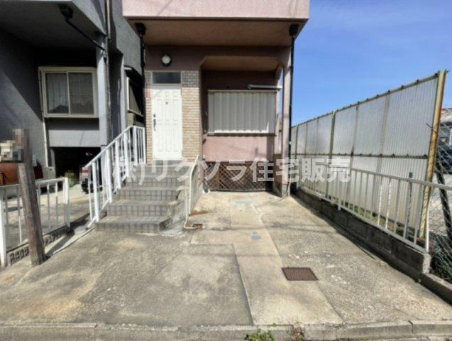 村野高見台　中古一戸建ての駐車場|1台駐車可能
■物件内覧・資金計画相談・住宅ローン相談、リフォーム相談、お問合せ受付中■
※当日・翌日のご内覧、ご相談はお電話でのお問合せがスムーズです！