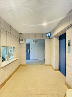 【エントランス】 | オートロックはついていませんが、ロック付きのメールボックスやエレベーター内の映像がモニターにて映し出されていたりと防犯対策・不審者対策がしっかりとされてます。