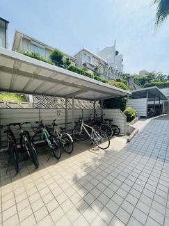 【駐車場】 | 駐輪場は屋根付きで、エントランスの目の前にございます。