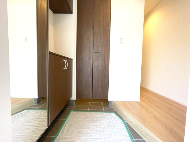 廿日市市対厳山二丁目　№35779の玄関|飾り棚を利用して
お客様をおもてなしできます。