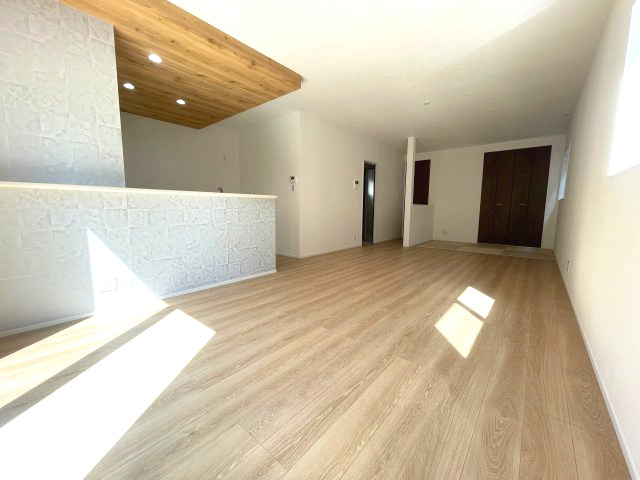 廿日市市対厳山二丁目　№35779の居間・リビング|ＬＤＫ18.8帖
ダイニングテーブルやソファを
置いてもゆとりがあります。